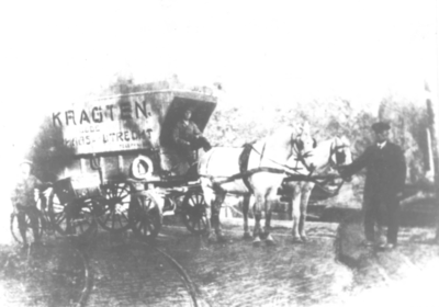 1000654 Afbeelding van paard en wagen met ''Kragten Bode-Jutphaas-Utrecht'' in de Dorpsstraat te Jutphaas.